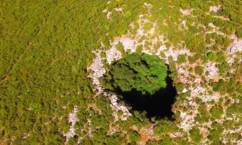 Πεύκο Μεσσηνίας: Οι θρύλοι που συνοδεύουν τη μυστηριώδη τρύπα (video)