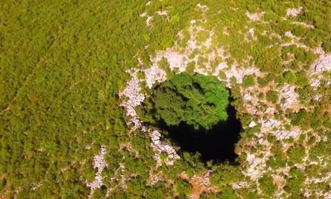 Πεύκο Μεσσηνίας: Οι θρύλοι που συνοδεύουν τη μυστηριώδη τρύπα (video)