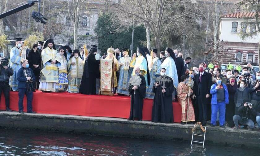 Κωνσταντινούπολη: Γιόρτασαν τα Θεοφάνεια στο Φανάρι – Βούτηξαν για τον σταυρό στον Κεράτιο