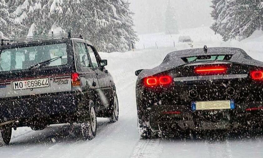 Fiat Panda εναντίον Ferrari SF90 Stradale: 48 άλογα απέναντι σε 1.000 σε χιονισμένο δρόμο
