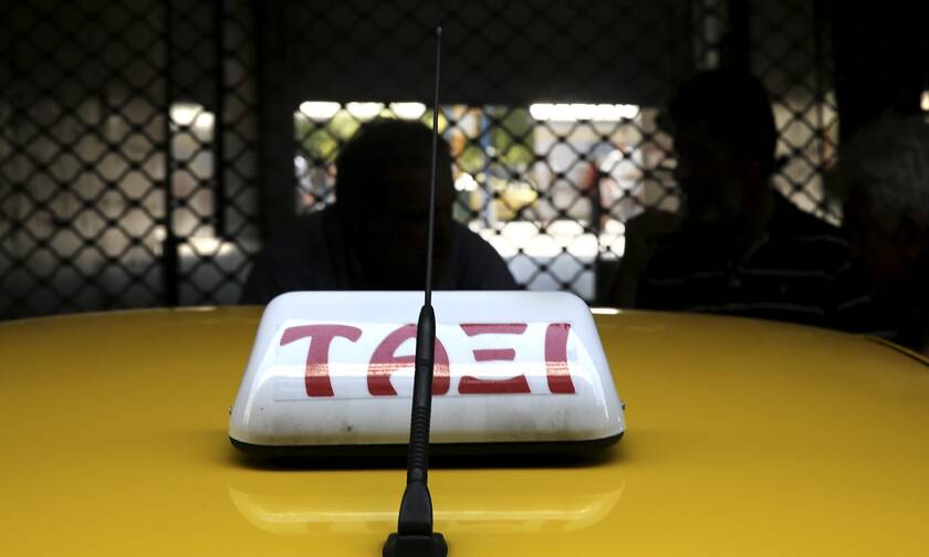 Μενίδι: Σοκ για οδηγό ταξί και πελάτη – Αδέσποτη σφαίρα πέτυχε το όχημα 