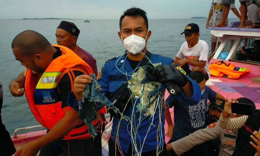 Ινδονησία: Αεροπορική τραγωδία με 65 επιβάτες - Βρέθηκαν τα συντρίμμια της πτήσης SJ182
