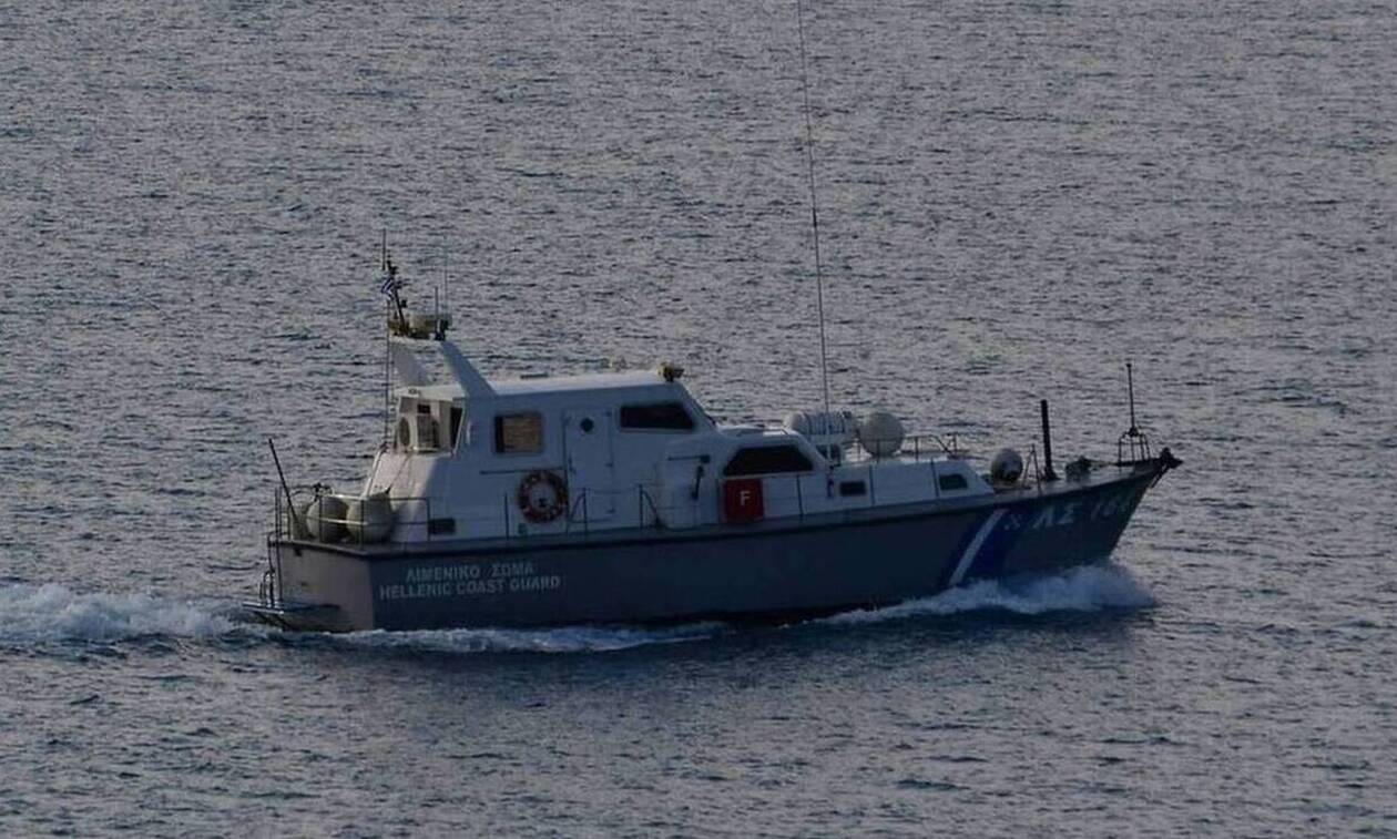 Κρήτη: Έδεσε στο λιμάνι της Σητείας το ιστιοφόρο με τους Τούρκους που ζητούν πολιτικό άσυλο