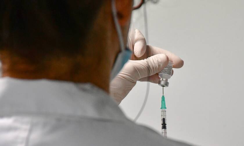 Μεμονωμένες και σπάνιες οι παρενέργειες του εμβολίου: Τι είπε ο Γώγος για τη μετάλλαξη του κορονοϊού