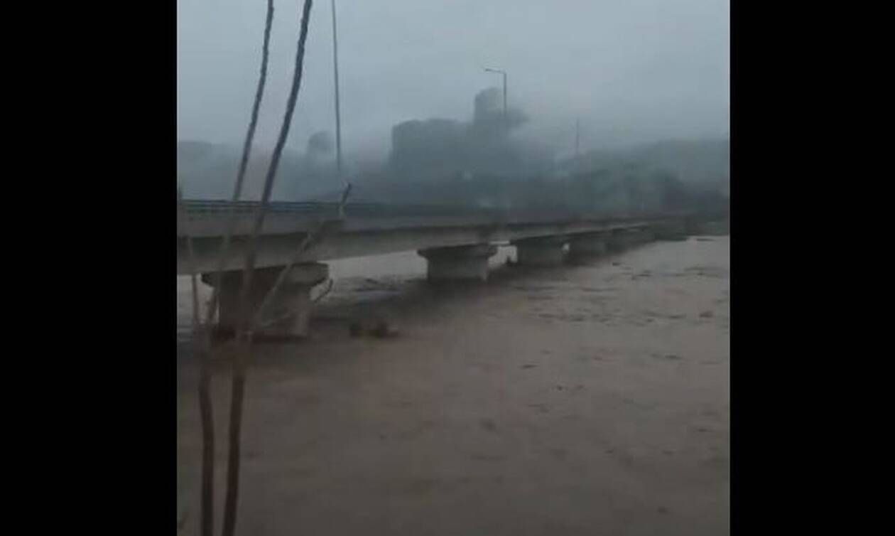 Κακοκαιρία - Τρίκαλα: «Φούσκωσε» ο Πηνειός - Πλημμύρες και προβλήματα από την έντονη βροχόπτωση