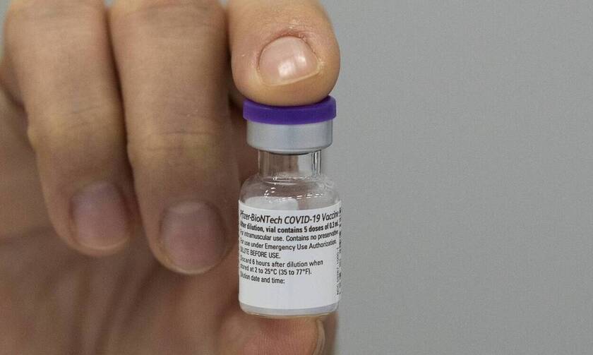 Η Pfizer εξετάζει το ενδεχόμενο να υποβάλλει αίτηση για την έγκριση του εμβολίου της στην Ρωσία