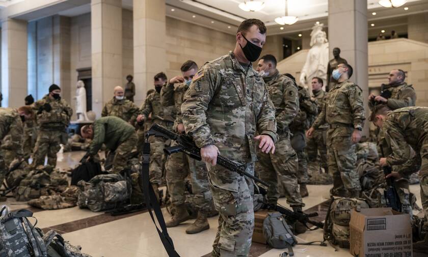 ΗΠΑ: Στρατιώτες στρατοπέδευσαν στο Καπιτώλιο - Live η συζήτηση για την αποπομπή του Ντόναλντ Τραμπ