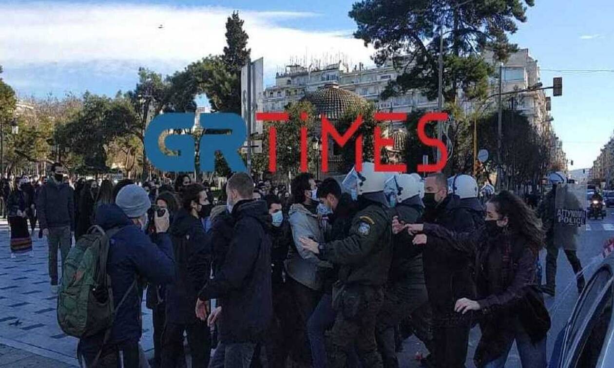 Θεσσαλονίκη: Ένταση με φοιτητές και ΜΑΤ στην πλατεία Αριστοτέλους