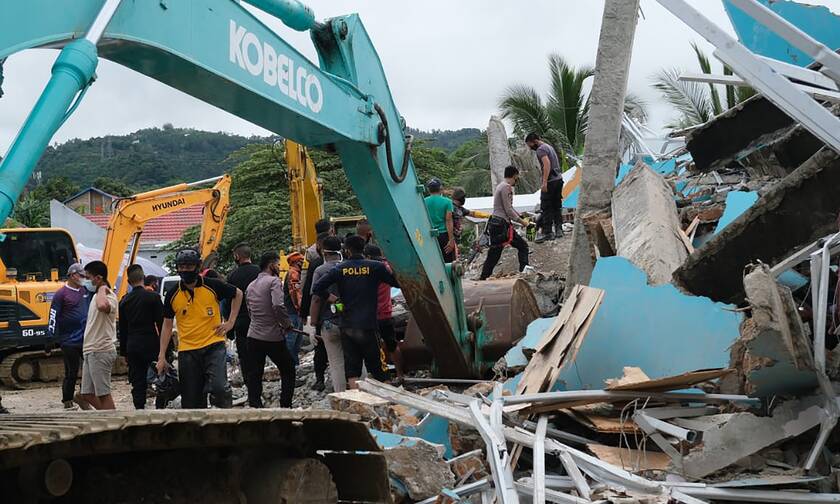 Σεισμός στην Ινδονησία: Κατέρρευσε νοσοκομείο παγιδεύοντας ασθενείς και προσωπικό - Δεκάδες νεκροί