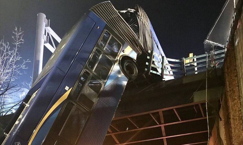 ΗΠΑ: Λεωφορείο κόπηκε στα δύο και κρεμάστηκε από γέφυρα στην Νέα Υόρκη - Απίστευτες εικόνες (pics)
