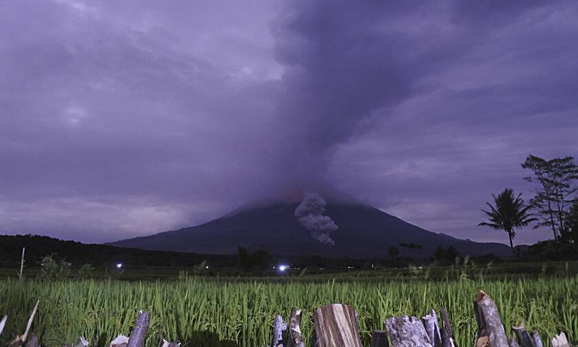 Ινδονησία: Έκρηξη του ηφαιστείου Σεμέρου - Η τέφρα εκτοξεύτηκε σε ύψος πέντε χιλιομέτρων