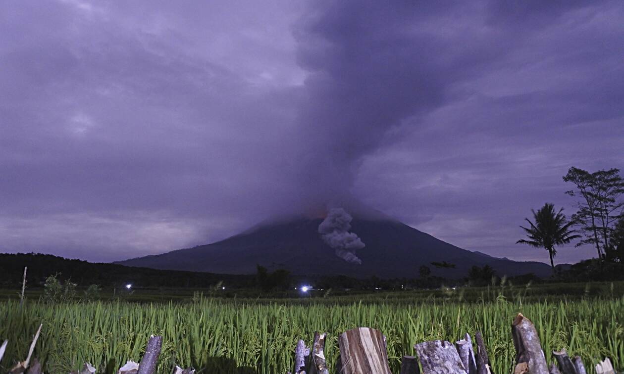 Ινδονησία: Έκρηξη του ηφαιστείου Σεμέρου - Η τέφρα εκτοξεύτηκε σε ύψος πέντε χιλιομέτρων