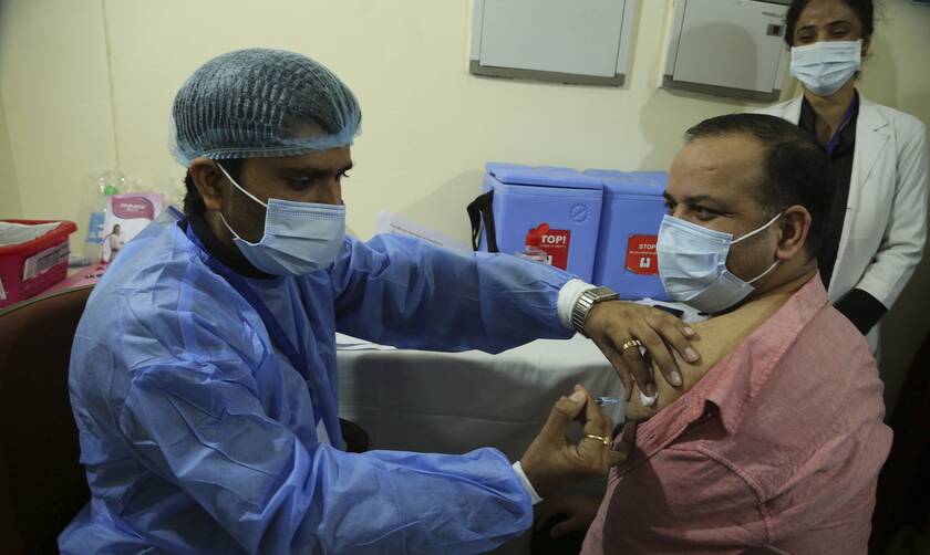 Ινδία - Kορονοϊός: Ένας υπάλληλος στην καθαριότητα ήταν ο πρώτος που εμβολιάστηκε εναντίον του Covid