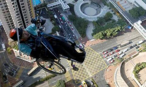 Ορειβάτης «σκαρφάλωσε» σε ουρανοξύστη με το αναπηρικό του καροτσάκι στο Χονγκ Κονγκ