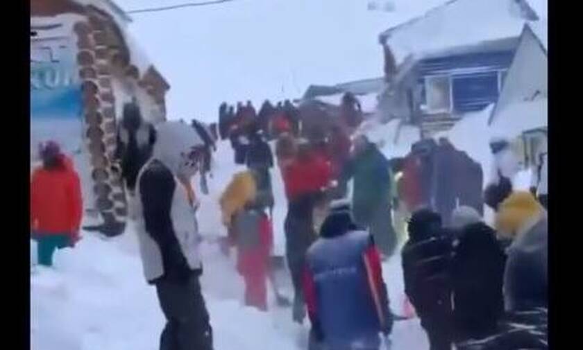 Συναγερμός στη Ρωσία: Χιονοστιβάδα «χτύπησε» θέρετρο σκι - Αγωνία για παγιδευμένους στο χιόνι