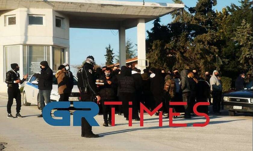 Ένταση σε κηδεία στη Θεσσαλονίκη: Δεκάδες Ρομά προσπαθούν να μπουν σε νεκροταφείο