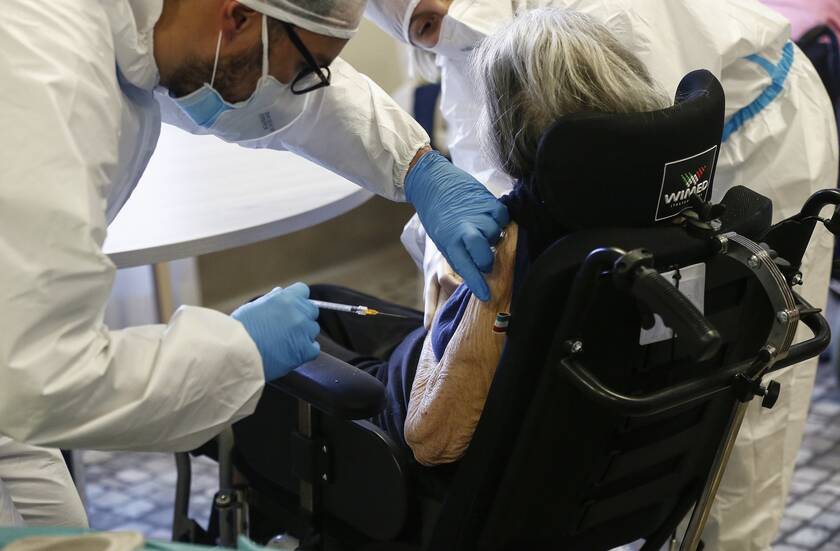 Κορονοϊός: Ιταλίδα 108 ετών εμβολιάστηκε κατά της Covid-19