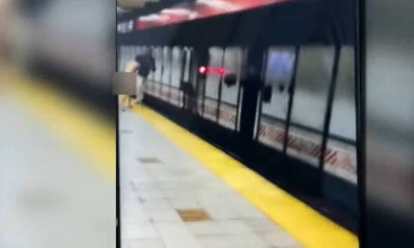 Σοκαριστικό βίντεο: Γυμνός άνδρας ρίχνει επιβάτη στις ράγες του μετρό και σκοτώνεται ο ίδιος
