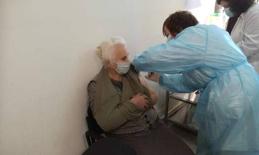 Κορονοϊός: Συνεχίζονται οι εμβολιασμοί για τα άτομα άνω των 85 σε όλη τη χώρα