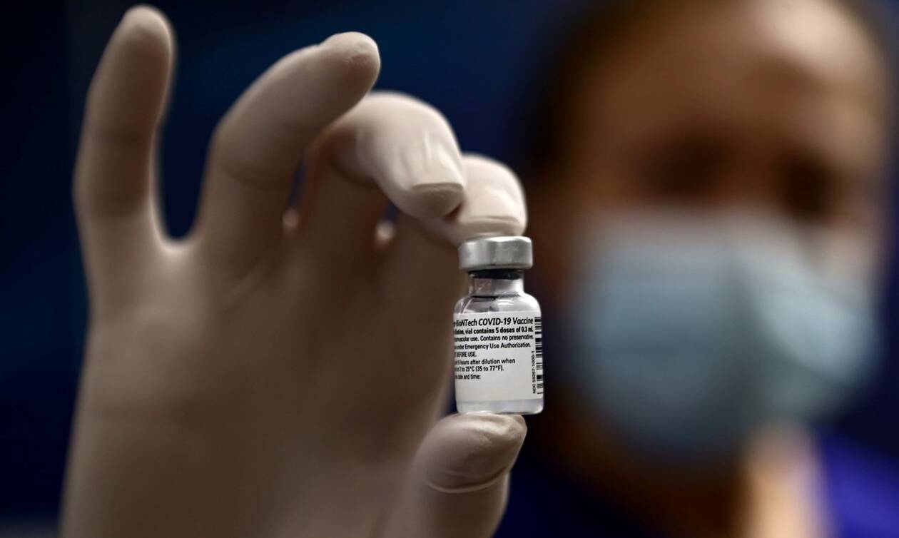 Κορονοϊός: Παραβίαση του πρωτοκόλλου εμβολιασμών καταγγέλλουν βουλευτές του ΣΥΡΙΖΑ 
