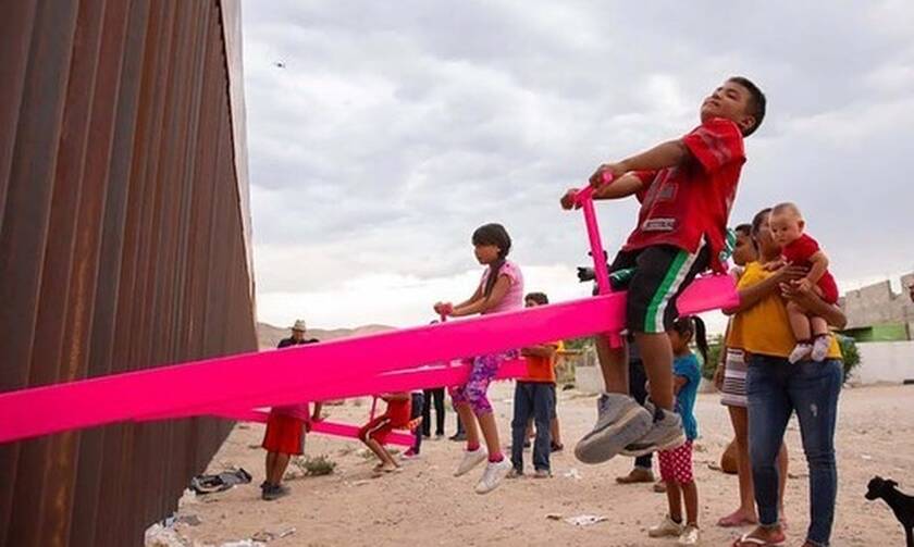 Οι ροζ τραμπάλες στον «φράχτη» ΗΠΑ - Μεξικού ανακηρύχθηκαν «Design of the Year 2020»