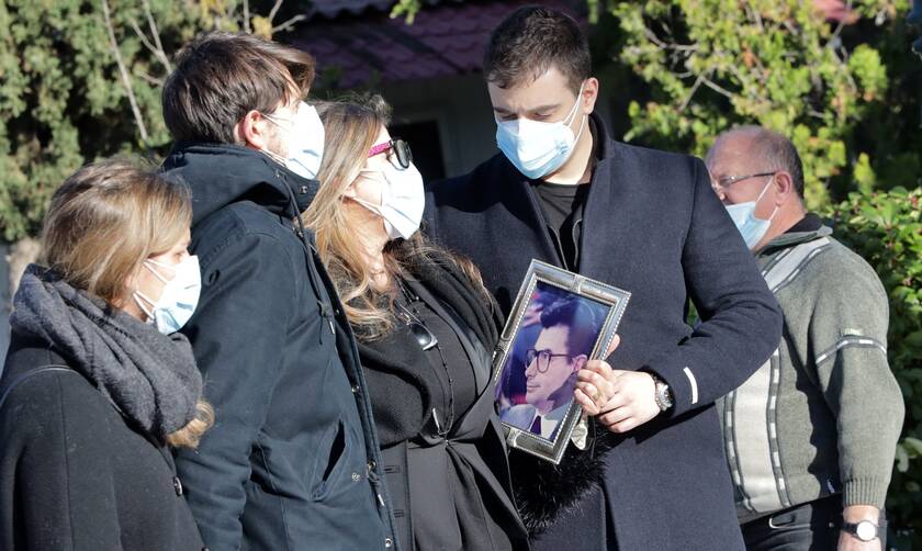 Σήφης Βαλυράκης: «Στερνό αντίο» στον πρώην υπουργό - Τραγικές φιγούρες η σύζυγος και οι γιοι του
