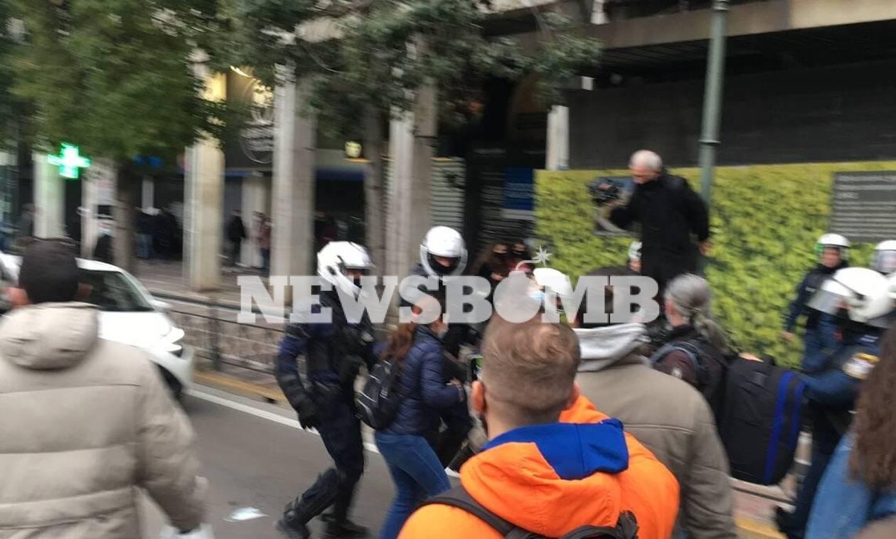 Επεισόδια στην Αθήνα σε συγκέντρωση για τον Κουφοντίνα - Ξυλοκόπησαν δημοσιογράφο (vid)