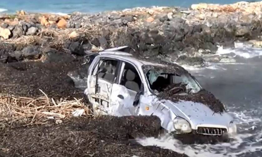 Ηράκλειο: Βυθισμένα στη θάλασσα παραμένουν αυτοκίνητα εδώ και 2 μήνες μετά τα πλημμυρικά φαινόμενα