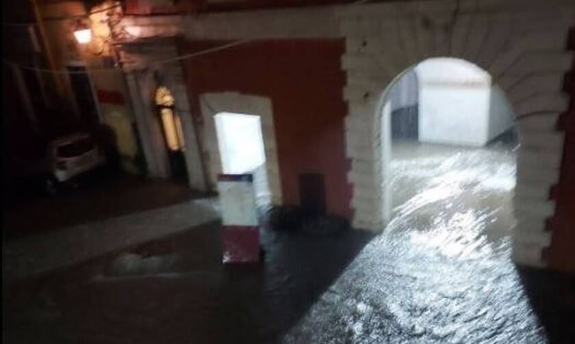 Καιρός: Πλημμύρες και κατολισθήσεις στην Κέρκυρα – Σε ισχύ το έκτακτο δελτίο επιδείνωσης της ΕΜΥ