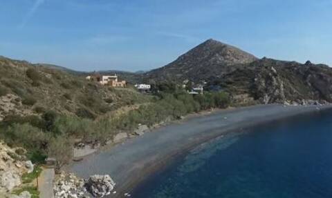 Μαύρα Βόλια: Η εντυπωσιακή παραλία της Χίου με τα μαύρα βότσαλα (vid)