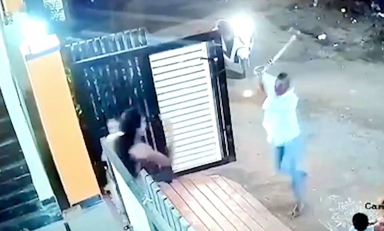 Ινδία: Άνδρας χτύπησε με τσεκούρι γυναίκα που κρατούσε παιδί – Το βίντεο σοκάρει