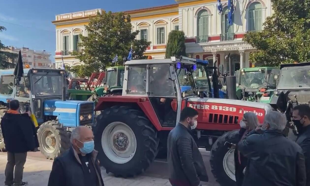 Σέρρες: Συγκέντρωση διαμαρτυρίας αγροτών με τα τρακτέρ τους στο διοικητήριο της Αντιπεριφέρειας