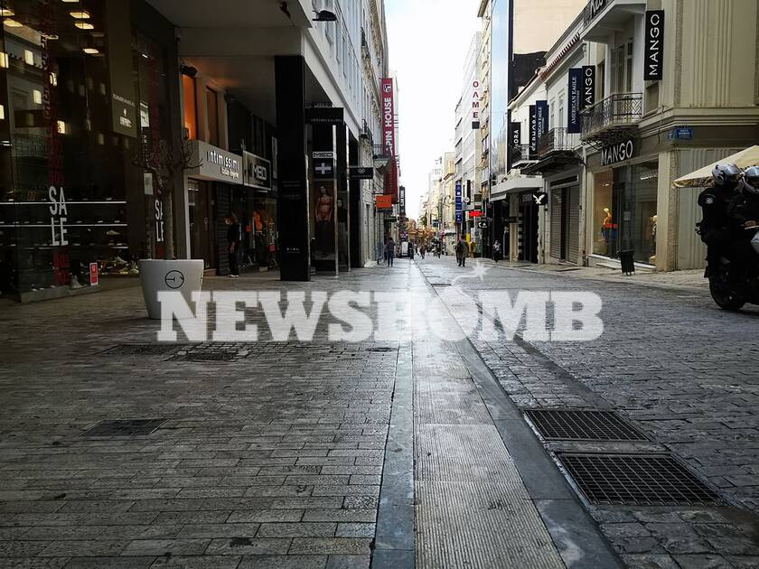 Lockdown: «Νεκρό» το κέντρο της Αθήνας - Άδειοι δρόμοι και παντού κατεβασμένα ρολά