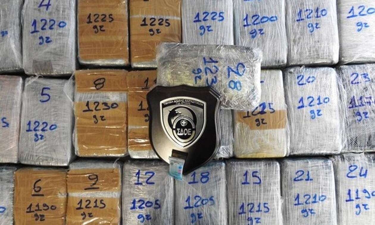 ΣΔΟΕ: Κατάσχεση 33,8 κιλών κοκαΐνης στο λιμάνι του Πειραιά