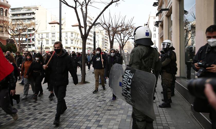 Θεσσαλονίκη: Συνελήφθη 18χρονη για τα επεισόδια - ΕΔΕ της ΕΛΑΣ για βίαιες αντιδράσεις αστυνομικών
