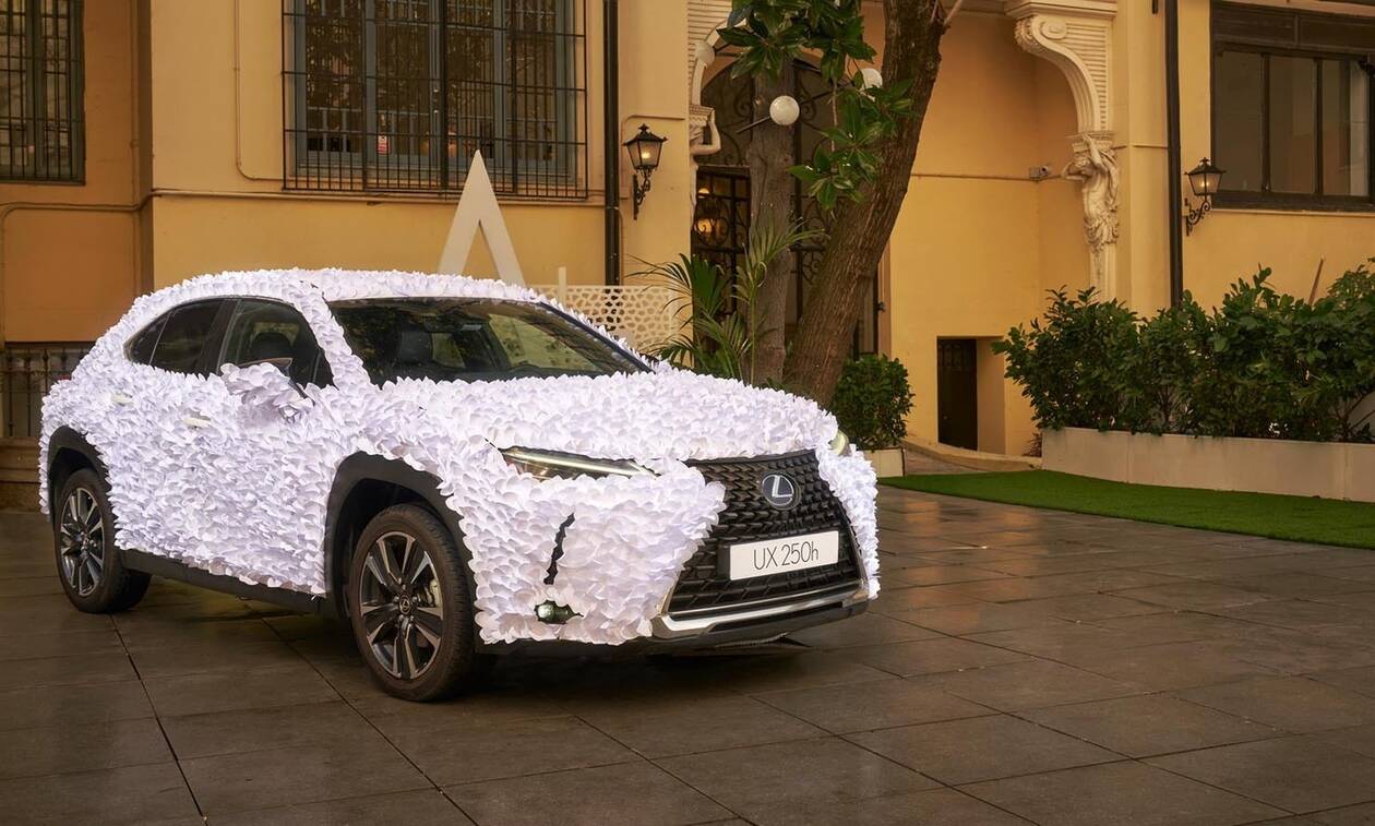Με τι είναι καλυμμένο αυτό το Lexus;