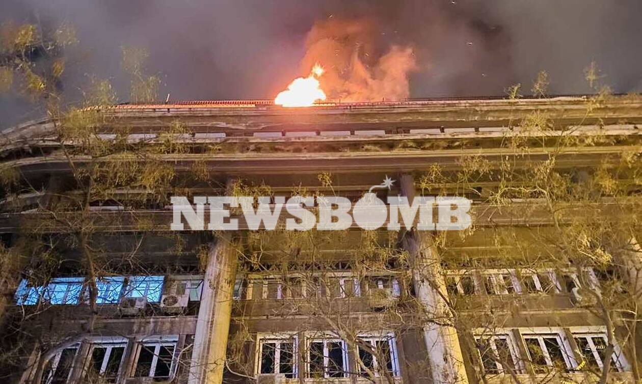 Φωτιά στην Ακαδημίας: Αστυνομικοί έβγαλαν από φλεγόμενο όροφο ζευγάρι
