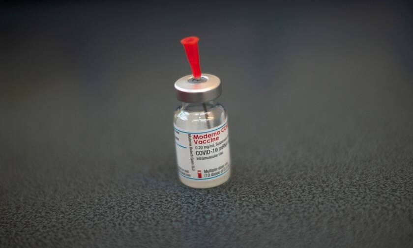 Κορονοϊός: Η Moderna θέλει να αυξήσει κατά 50% το περιεχόμενο στα φιαλίδια των εμβολίων της