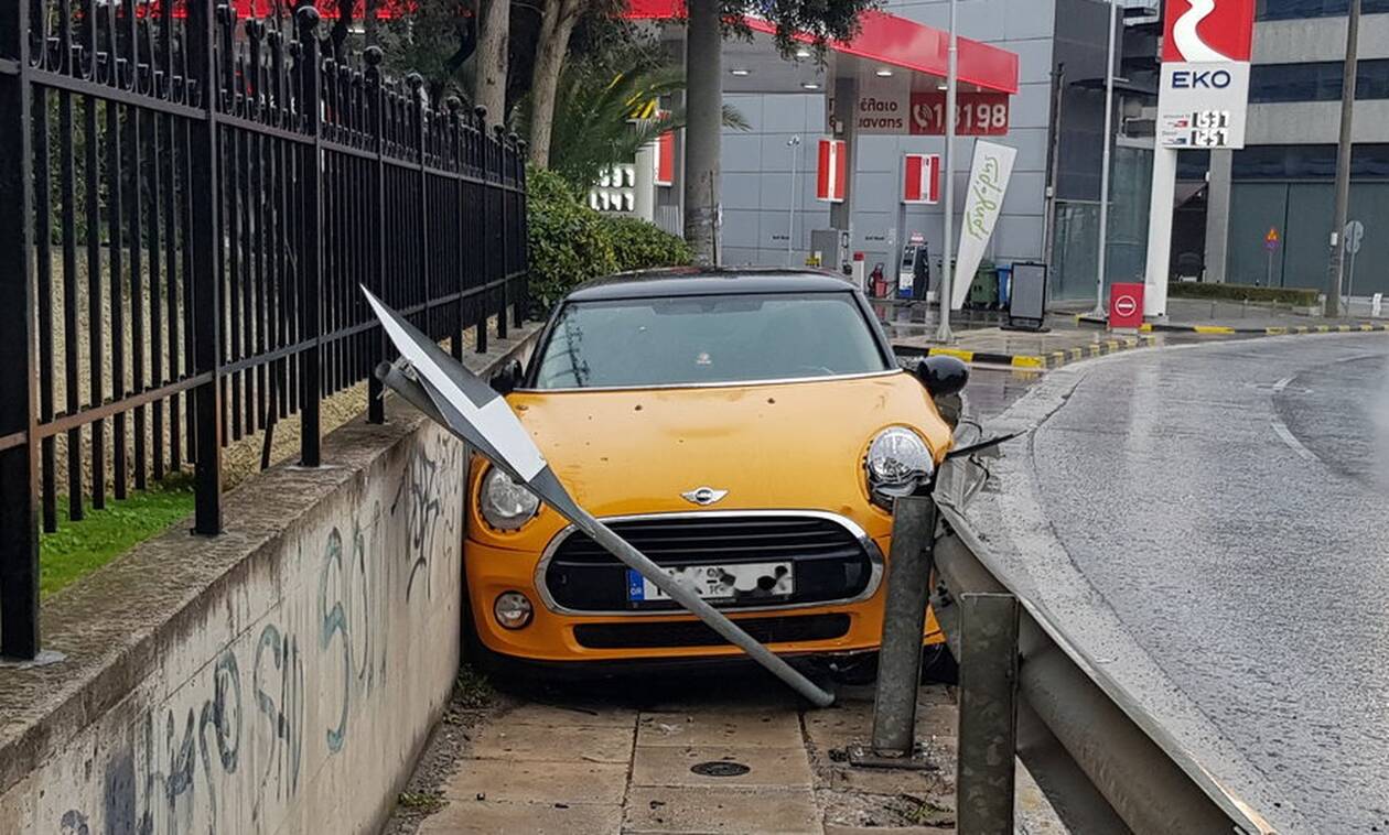 Απίστευτο ατύχημα στην Κηφισίας: Αυτοκίνητο σφηνώθηκε ανάμεσα στις μπάρες και τα κάγκελα