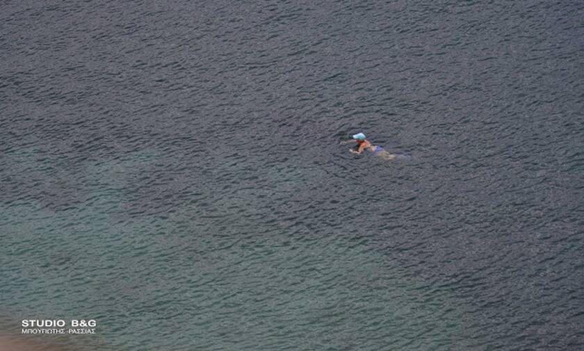 Κακοκαιρία: Ατρόμητοι κολυμβητές στο Ναύπλιο βούτηξαν στη θάλασσα με... θερμοκρασίες ψυγείου (pics)