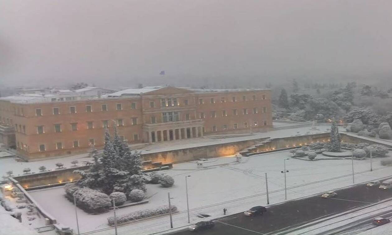 Live εικόνα από τη χιονόπτωση στο Σύνταγμα - Σε λευκό κλοιό η Αττική