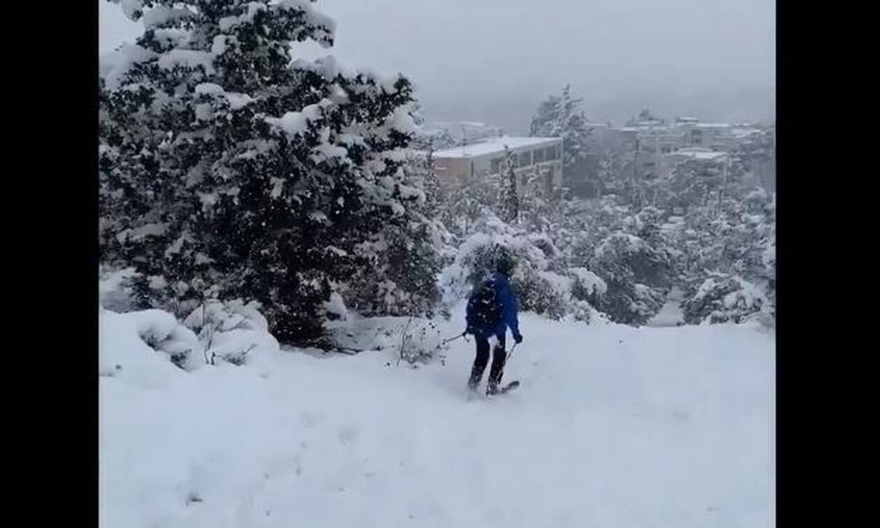 Ο Νορβηγός πρέσβης «νοστάλγησε» την πατρίδα του - Κατέβηκε με σκι τον λόφο της Φιλοθέης