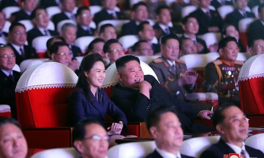 Βόρεια Κορέα: Και όμως η σύζυγος του Κιμ Γιονγκ Ουν ζει - Εμφανίστηκε μετά από ένα χρόνο 