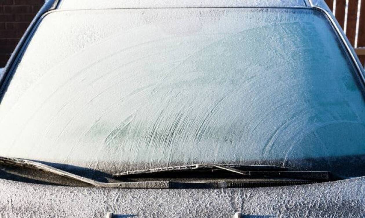 Κακοκαιρία Μήδεια: Πώς θα βγάλετε τον πάγο από το παρμπρίζ του αυτοκινήτου σας