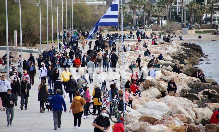 Ρεπορτάζ Newsbomb.gr: To lockdown πήγε… περίπατο! Βόλτα στη λιακάδα οι Αθηναίοι