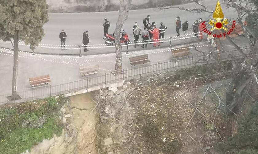 Ιταλία: Κατέρρευσε μέρος νεκροταφείου - Τουλάχιστον 200 τάφοι και 2 παρεκκλήσια βρέθηκαν στο ποτάμι