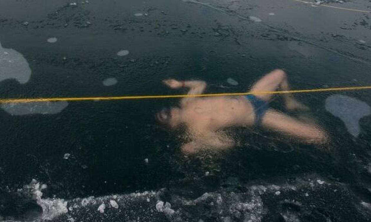 Απίθανο παγκόσμιο ρεκόρ! Κολύμπησε 80 μέτρα κάτω από τον πάγο (videos)