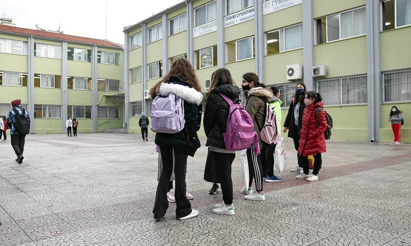 Λινού για τα σχολεία: Άμεσα να ληφθούν μέτρα – Τα παιδιά μεταδίδουν τον ιό όσο και οι ενήλικες