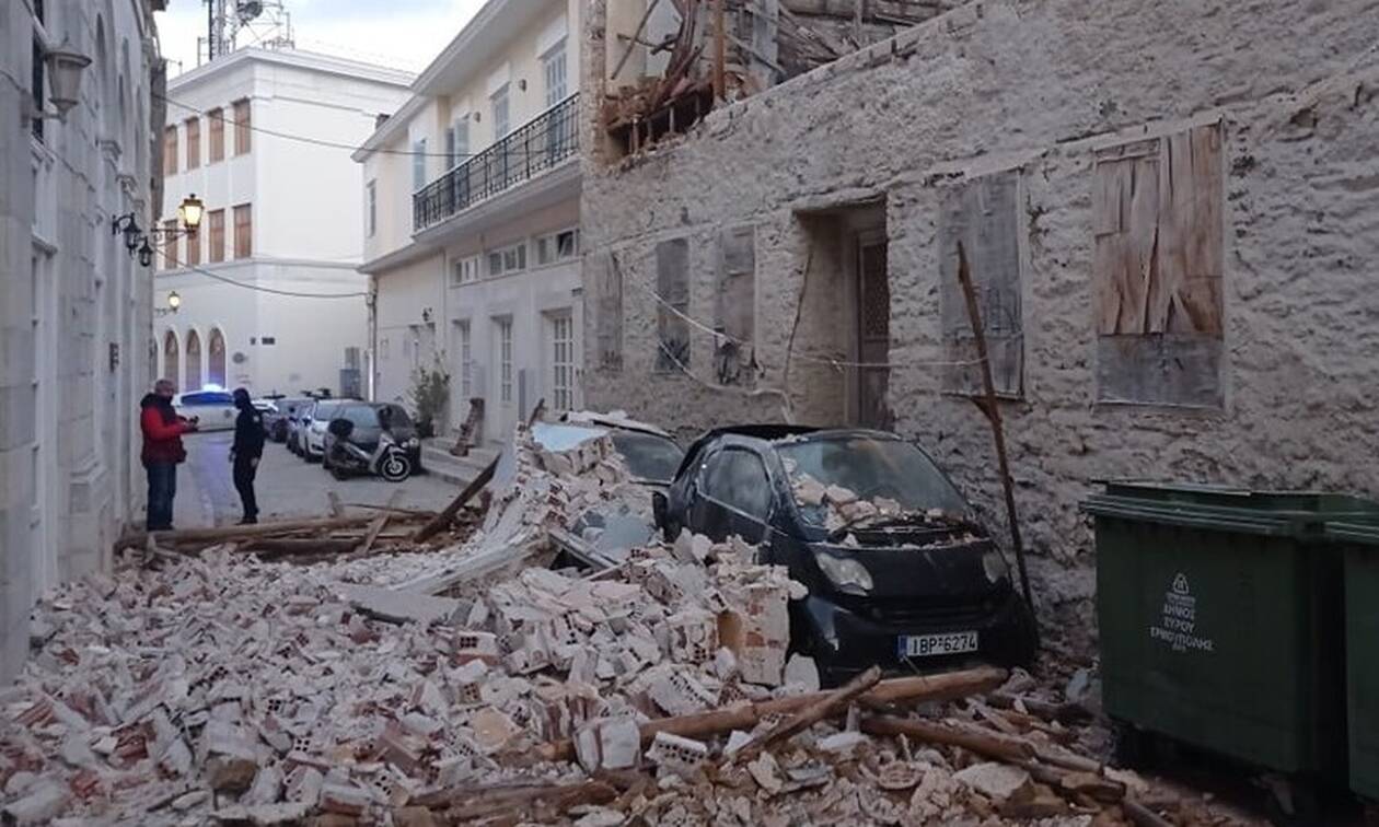 Σύρος: Κατέρρευσε τοίχος κτηρίου στην Ερμούπολη – Έπεσε σε διερχόμενο αυτοκίνητο