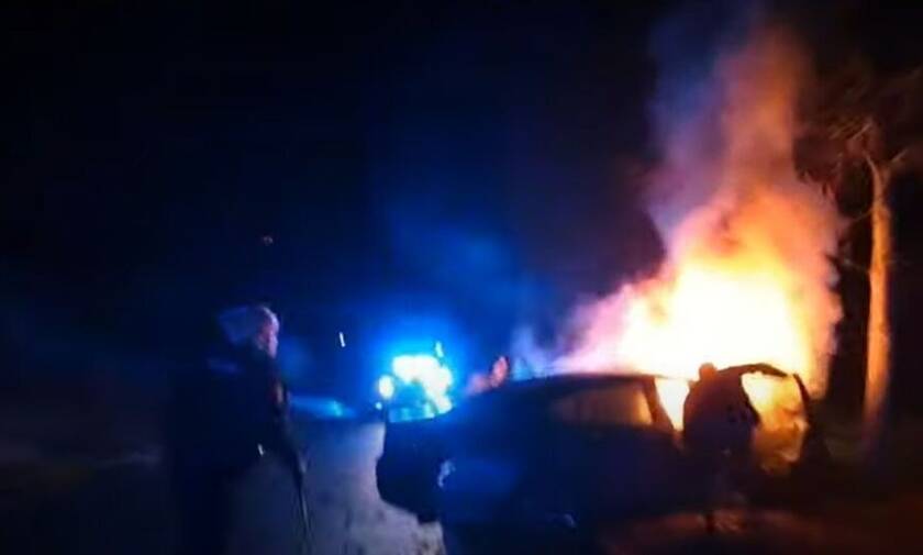 Συγκλονιστικό video: Αστυνομικοί βγάζουν άνθρωπο από φλεγόμενο αυτοκίνητο